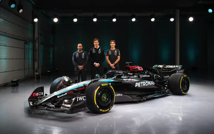 Lewis Hamitlon, Toto Wolff and George Russell with the W15