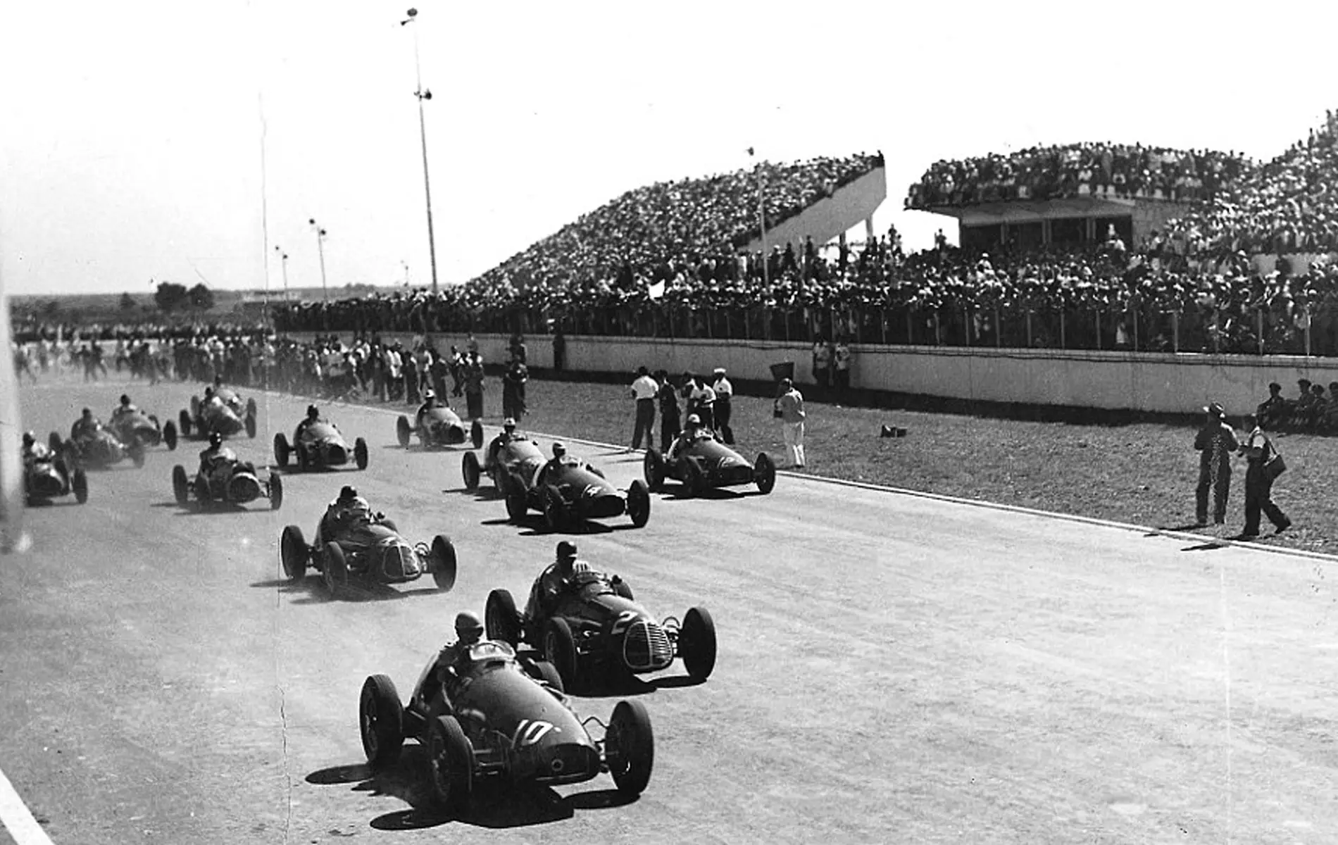 Alberto Ascari wins the 1953 Argentine Grand Prix for Ferrari.