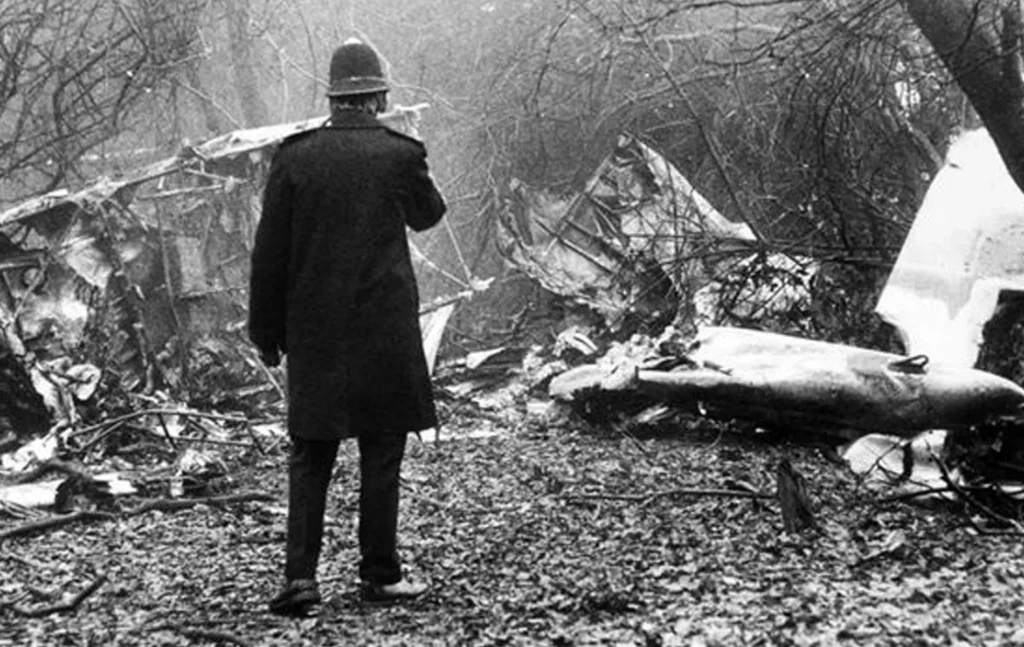 Twin-engine six-seat Piper Aztec crashed in dense fog at the Arkley golf course