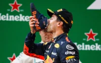 F1 2018- Daniel Ricciardo wins Chinese Grand Prix