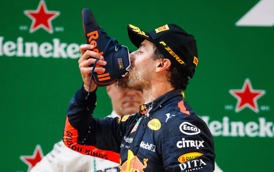 F1 2018- Daniel Ricciardo wins Chinese Grand Prix
